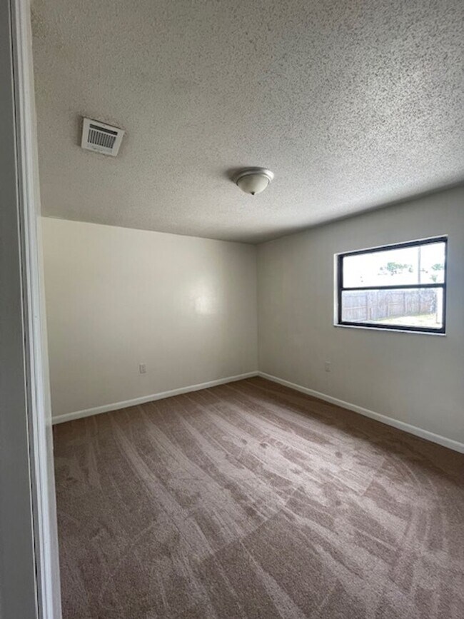 Foto del edificio - 4 Bed 1 Bath Home | Pet Friendly | Washer Dryer Hook Ups | Section 8 Welcome