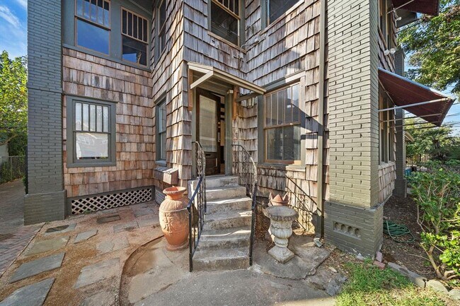 Building Photo - 811 Sul Ross St