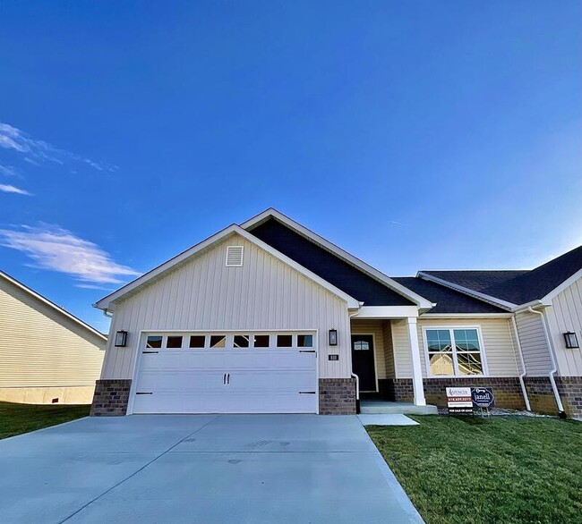 Building Photo - 810 Applewood Creek Dr
