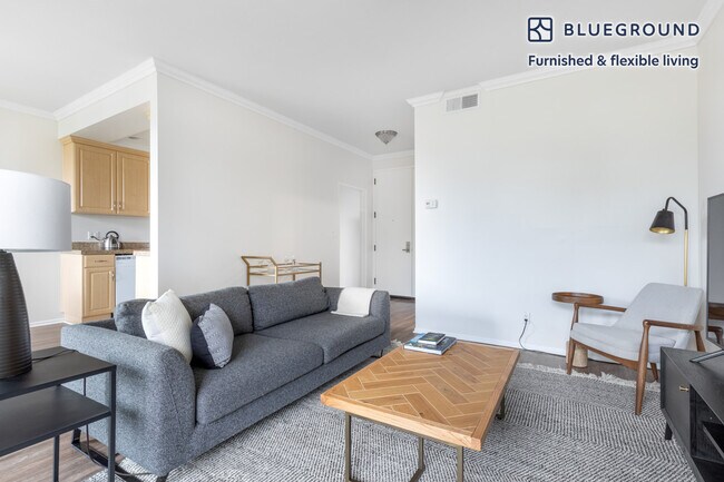 Building Photo - 467 S Arnaz Dr