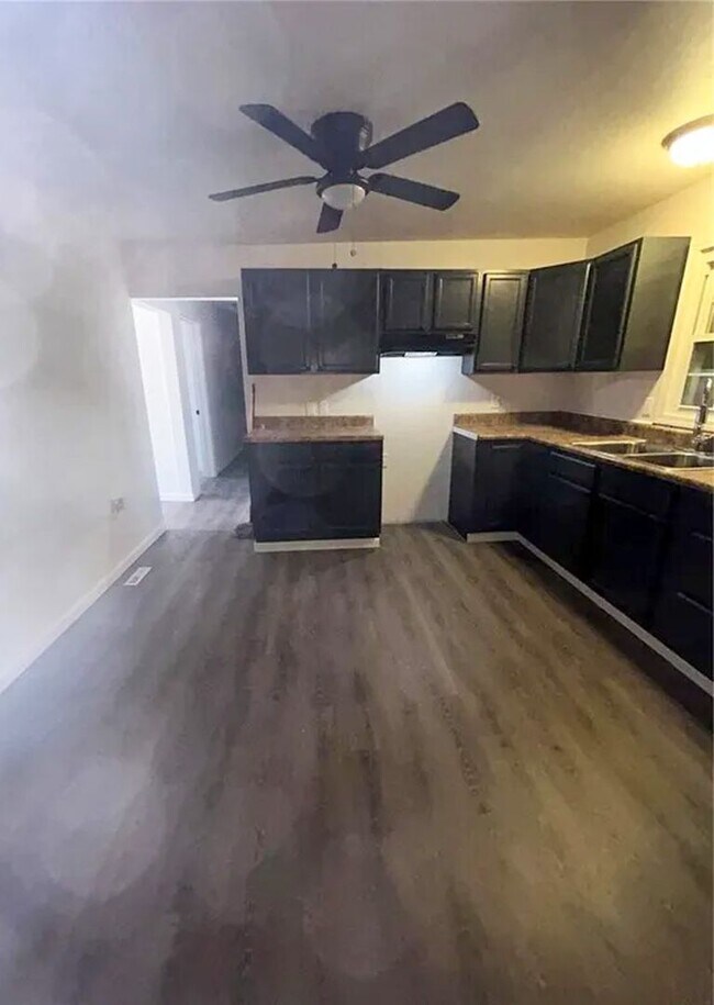 Foto del edificio - For Lease