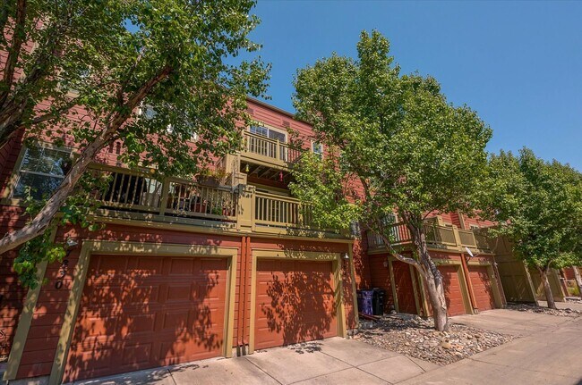 Foto del edificio - Gorgeous Townhouse In Stapelton - Availabl...