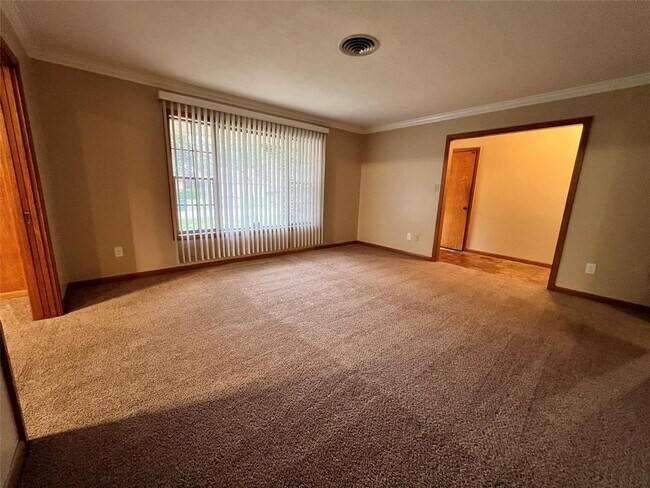 Building Photo - 1115 Clovis Rd
