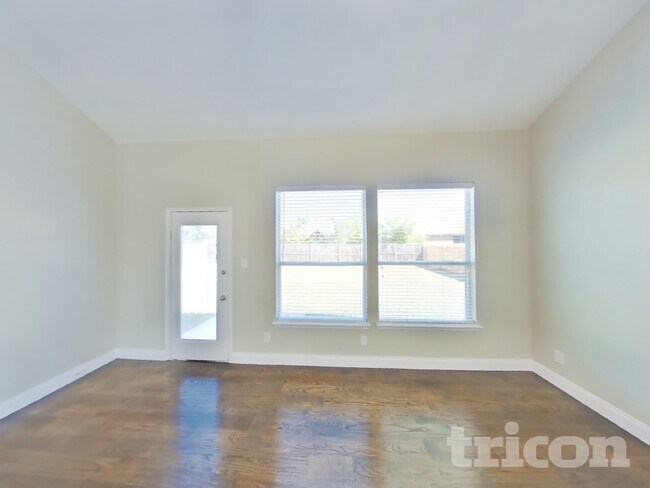 Building Photo - 704 Crockett Dr