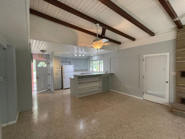 Foto del edificio - 6346 Beechwood Ave