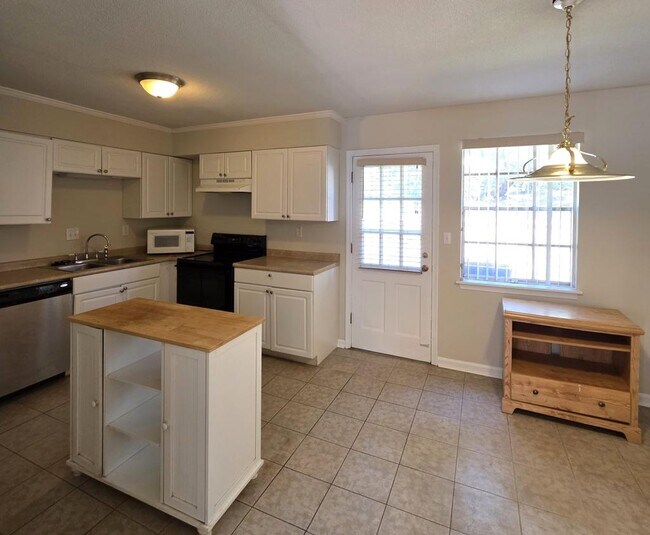 Building Photo - 1002 Willow Dr