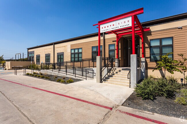 Entrada principal - SOUTH SIDE Living + Maker Spaces