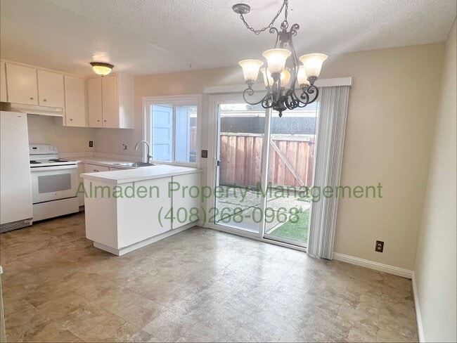 Building Photo - Town Home in Great Central Location near the Foothills!