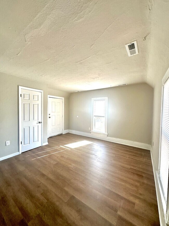 Building Photo - Spacious Studio Apartment Close to Everyth...