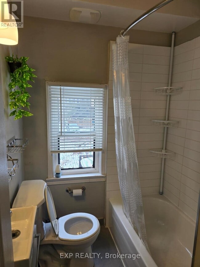 Building Photo - 72 Victoria Ave S