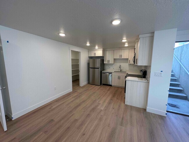 Building Photo - 300 300 N