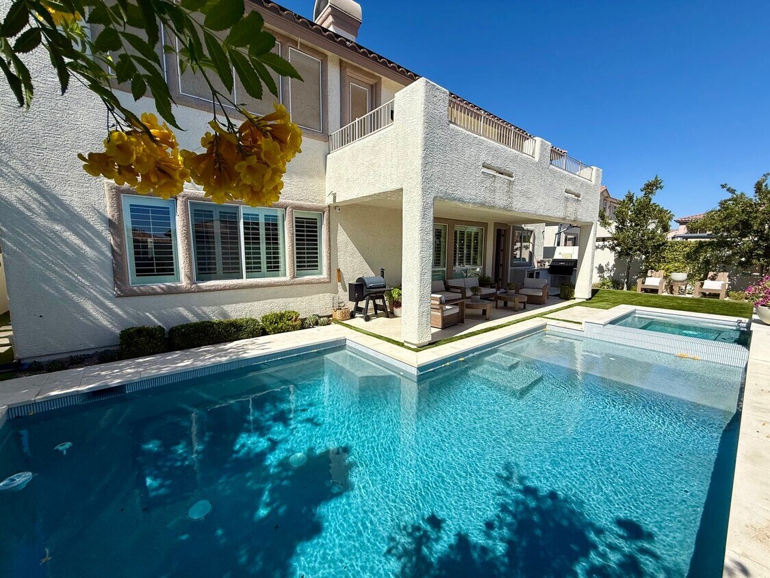 Foto principal - MOVE-IN SPECIAL! SUMMERLIN 5BD/3.5BA GATED...