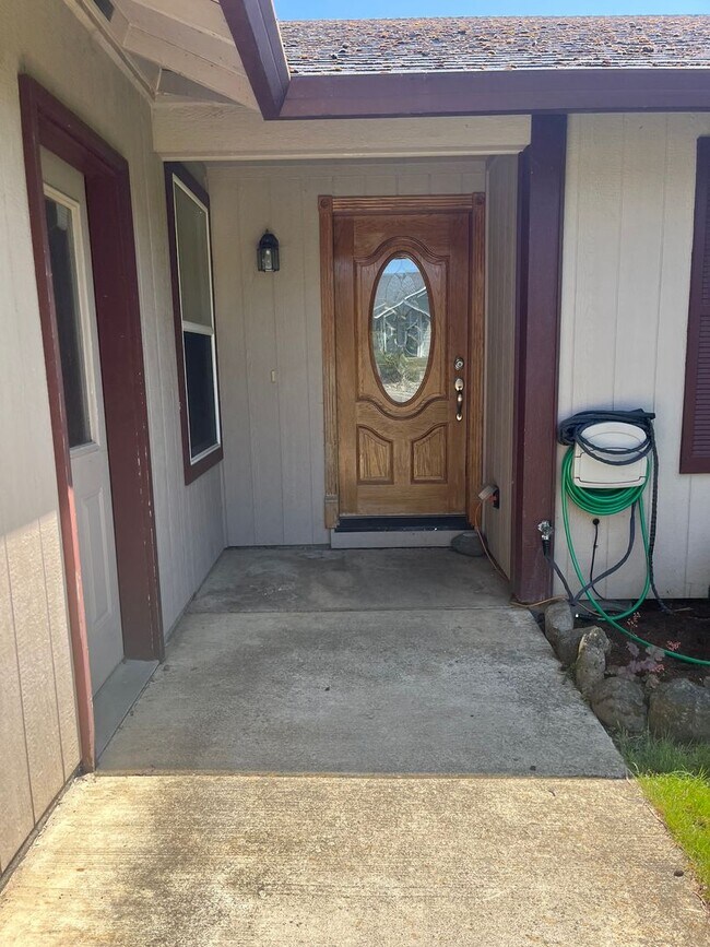 Building Photo - Large 3 bed/2 bath single family home