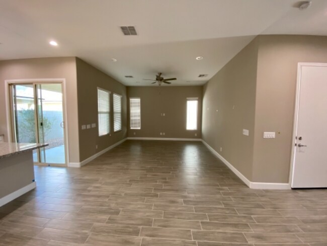 Building Photo - 648 W Springfield Pl