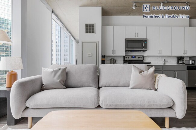 Foto del edificio - 215 W Lake St