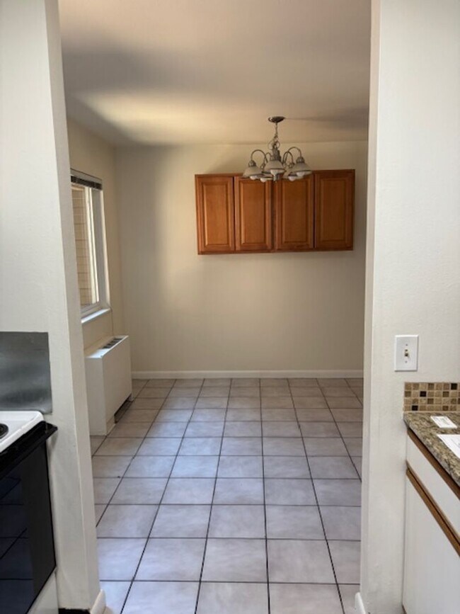 Building Photo - Close to Campus 2BD/1.5 BA Townhouse - Ava...