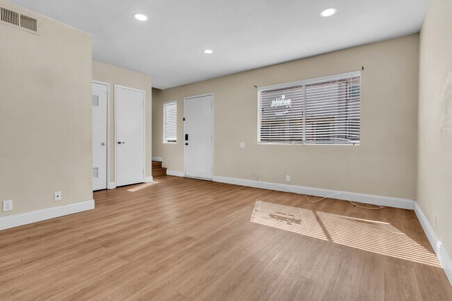 Building Photo - 349 N Eucalyptus Ave