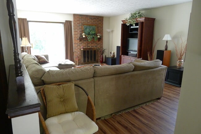 Building Photo - 881 Bluffway Dr