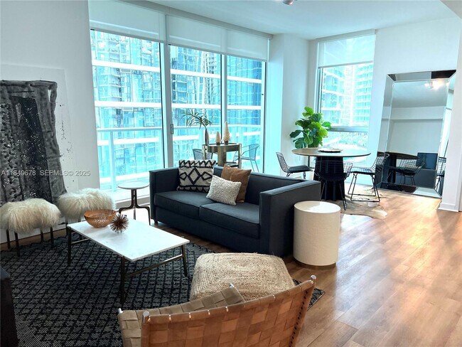 Foto del edificio - 300 S Biscayne Blvd