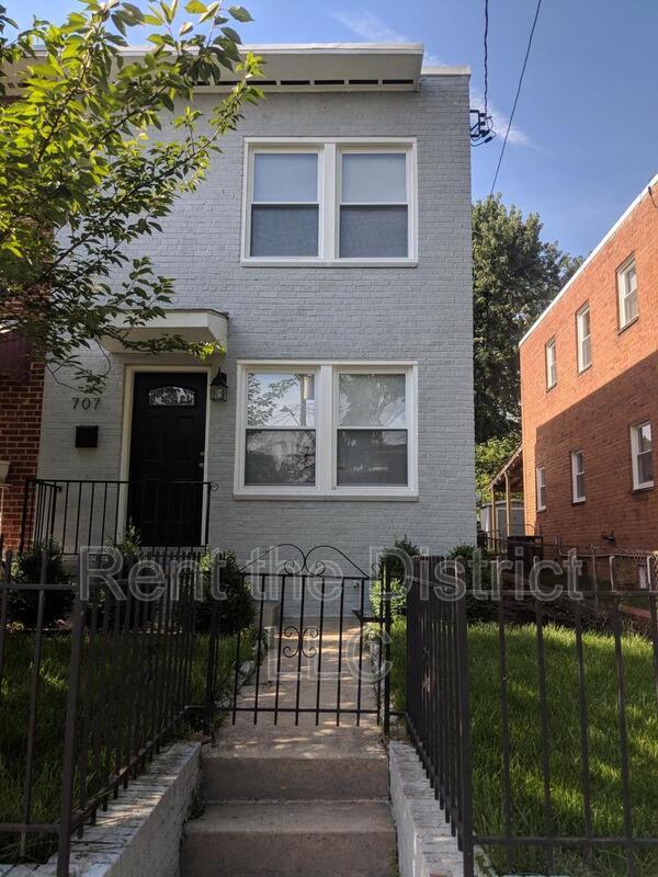 Photo - 707 Kennedy Street NE