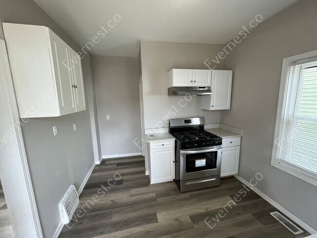 Building Photo - 847 Woodsdale Ave