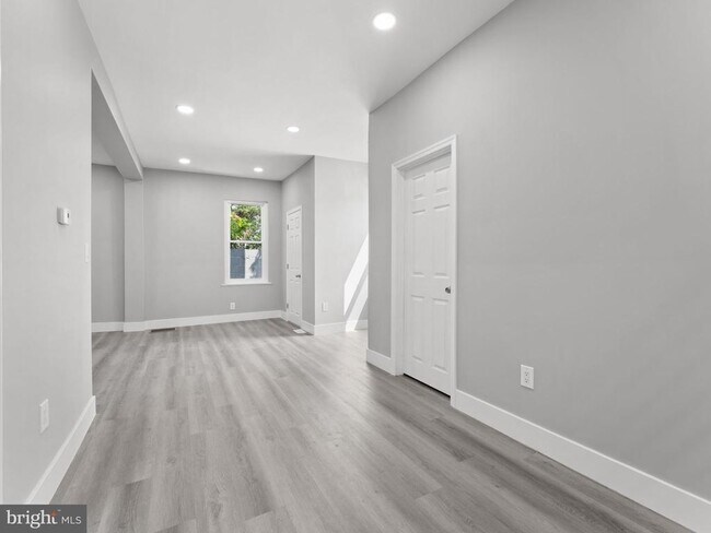 Building Photo - 9 N Front St