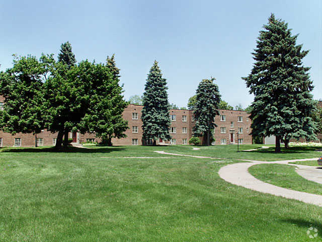 Patio, patio - Browncroft Apartments & Townhouses