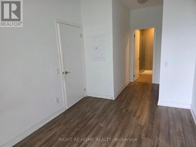 Photo du bâtiment - 1787 St Clair Ave W