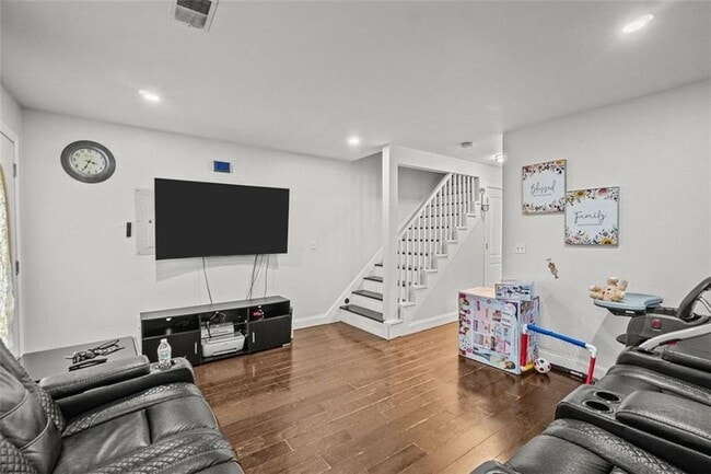 Building Photo - 46 Ridgeway Ave