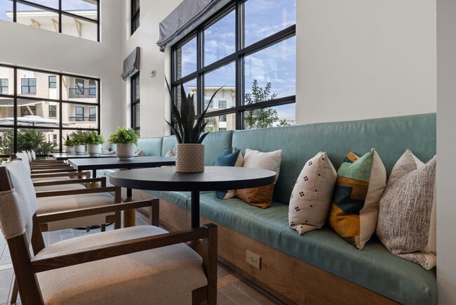 Building Photo - The Range On Oleander