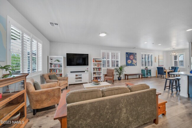 Building Photo - 2886 W Presidio Dr