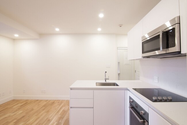 Building Photo - 5554 Rue Snowdon