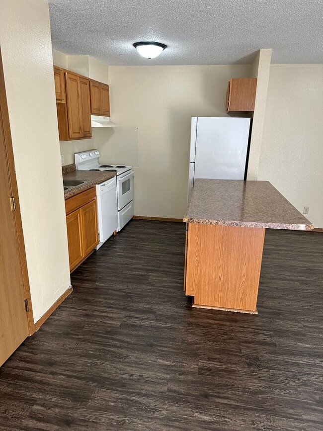 Building Photo - Four Bedroom Apartment