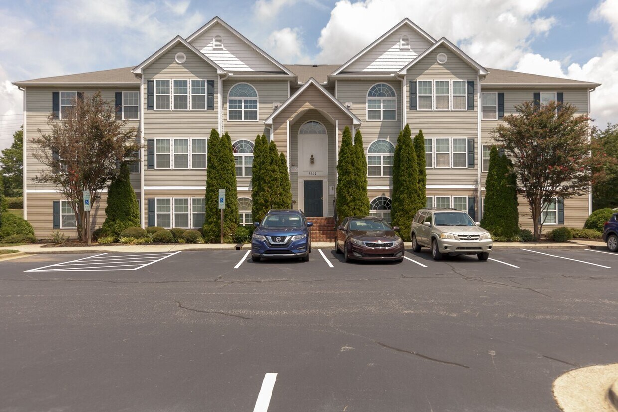 Foto principal - Cozy Greensboro 2 Bedroom 2 Bathroom Condo