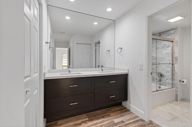 Building Photo - 8536 Casa del Lago