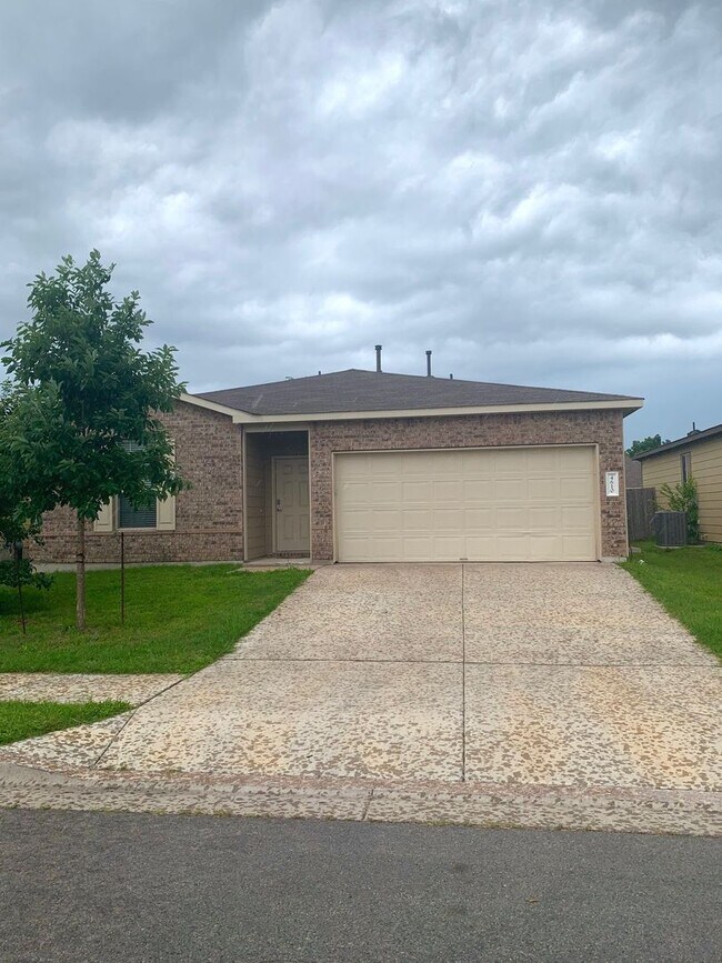 Foto del edificio - Spacious 3BR Home with Huge Backyard Near ...