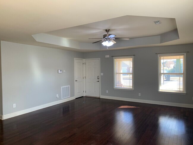 Amplia sala de estar abierta con techos artesonados. - 253 Village Springs Dr