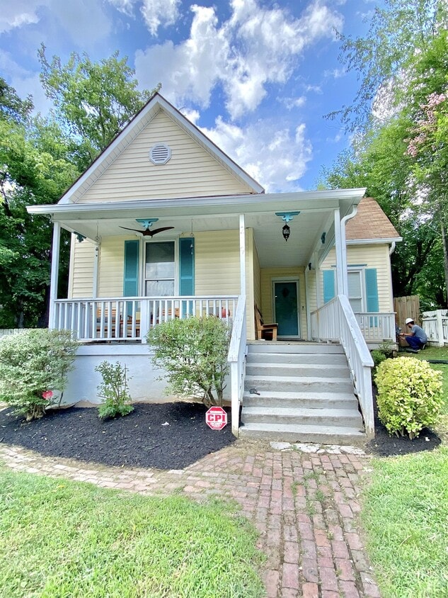Primary Photo - 219 E Oldham Ave