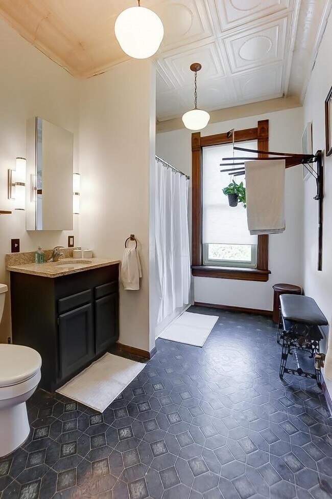 Foto del edificio - Come rent a home with character and conven...
