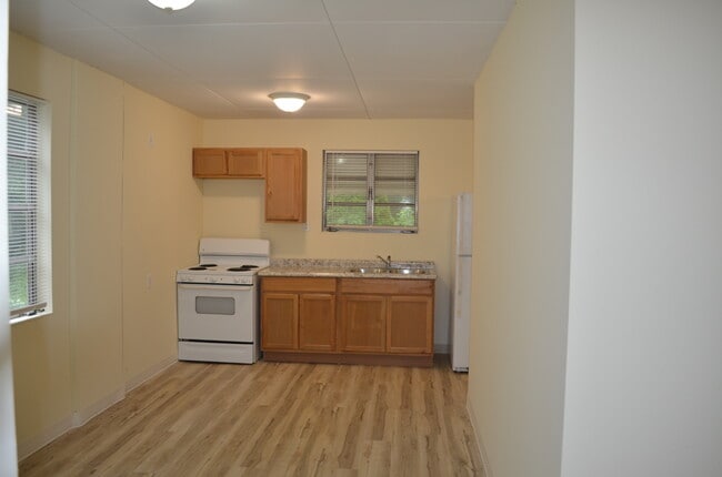 Building Photo - 905 Busse Rd