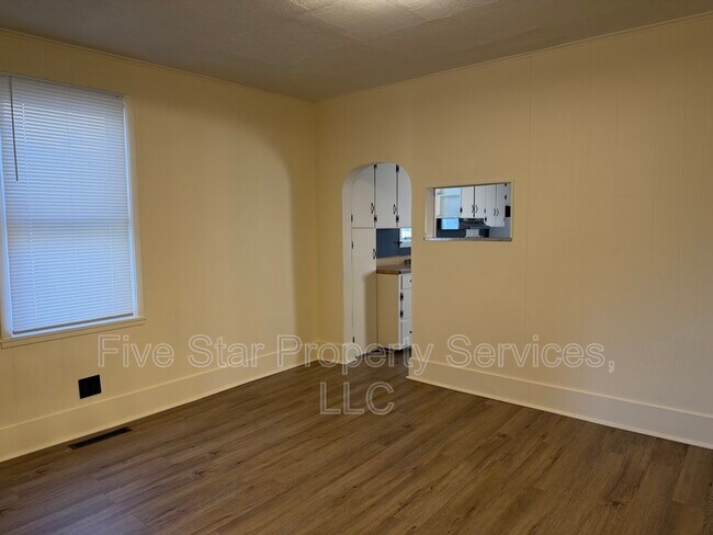 Foto del edificio - 421 W Reynolds St