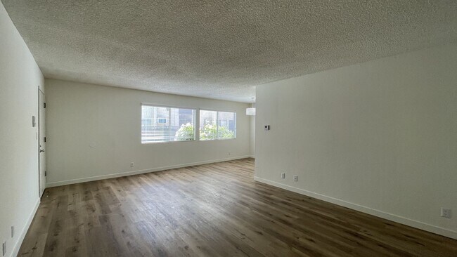Foto del edificio - 24411 Newhall Ave