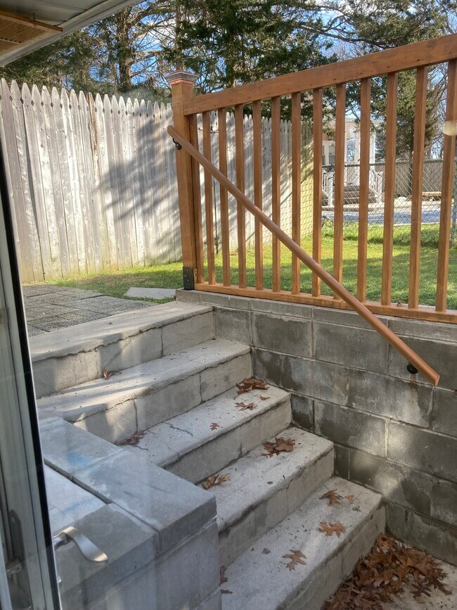 private entry - 402 Auborn Ave