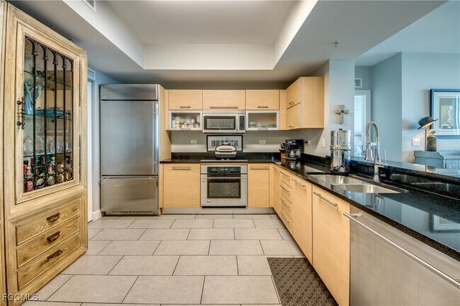 Foto del edificio - 3000 Oasis Grand Blvd