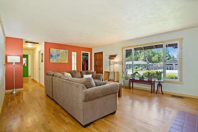 Building Photo - East Medford Ranch Home on large lot!  | Available Mid-July