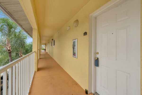Foto del edificio - 8271 Key Royal Cir
