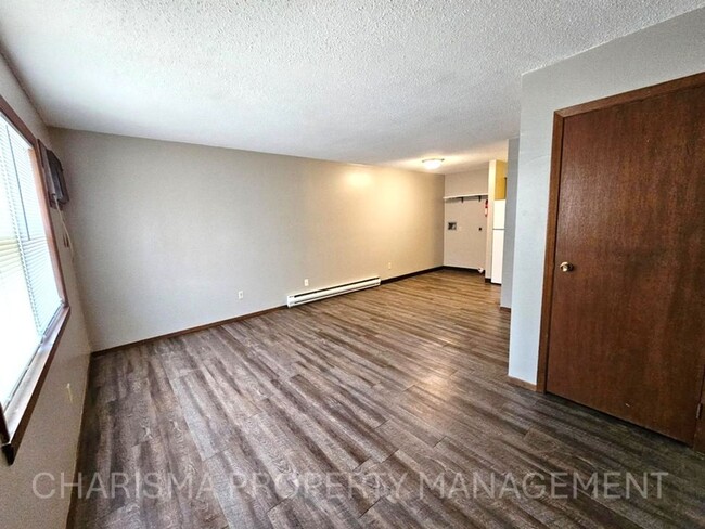 Building Photo - 1 BD, 1 BA WALK IN LEVEL UNIT IN GARRETSON...