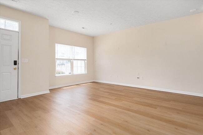 Building Photo - Beautiful End-Unit Townhome for Rent