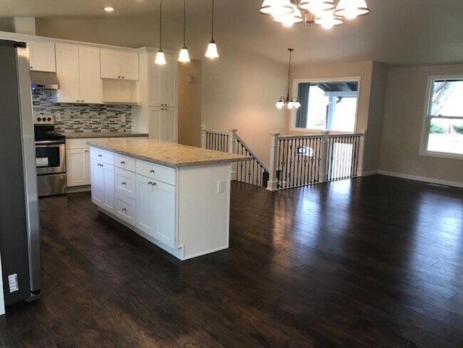 Foto del edificio - Beautifully remodeled 2 Story SFH 4 BD 2.5...