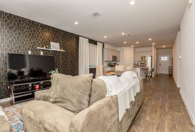 Building Photo - Spacious, Georgetown Home!